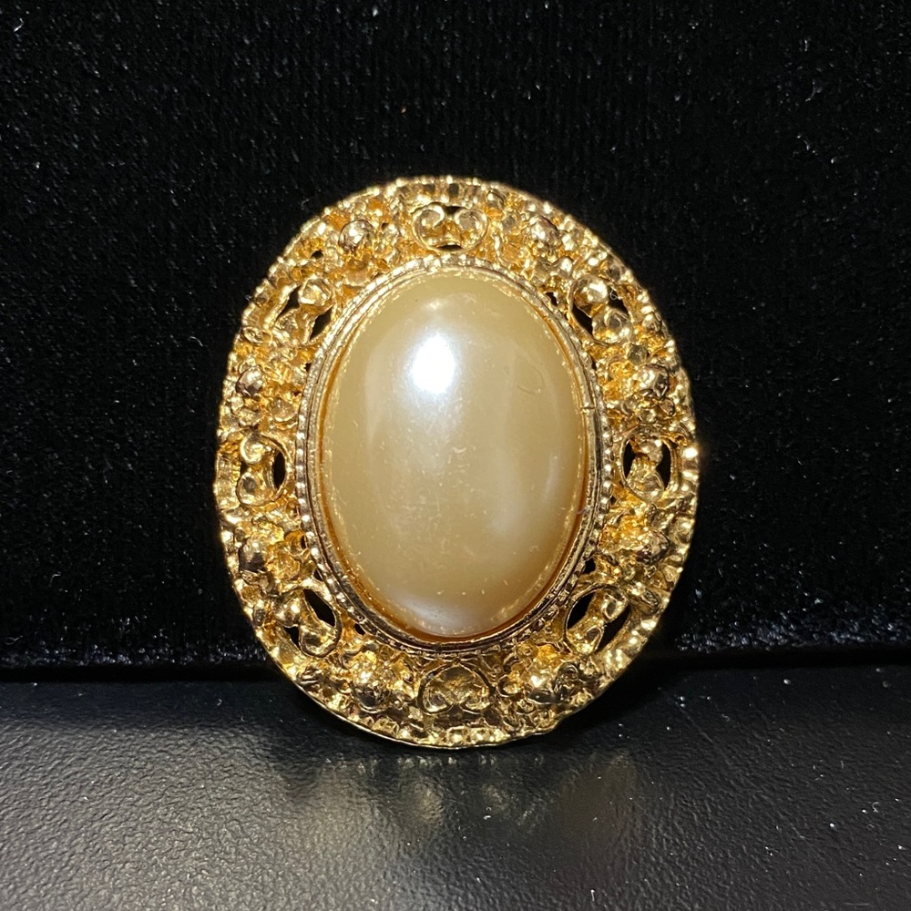 Elegant vintage Gold and Cream scarf ring Brooch